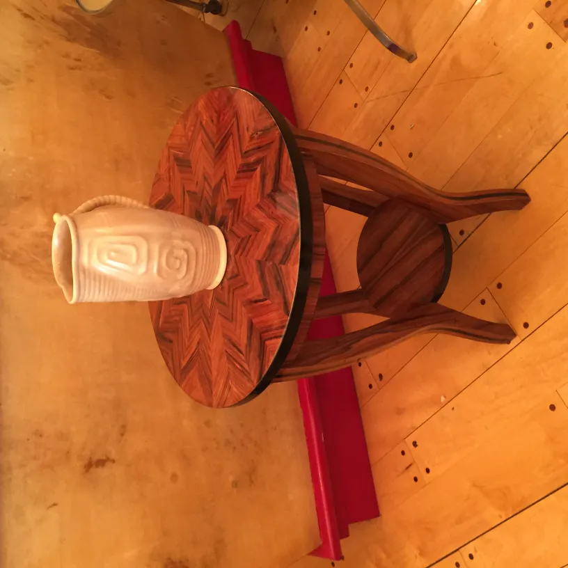 Vase en céramique ancienne sur une table en bois à motif