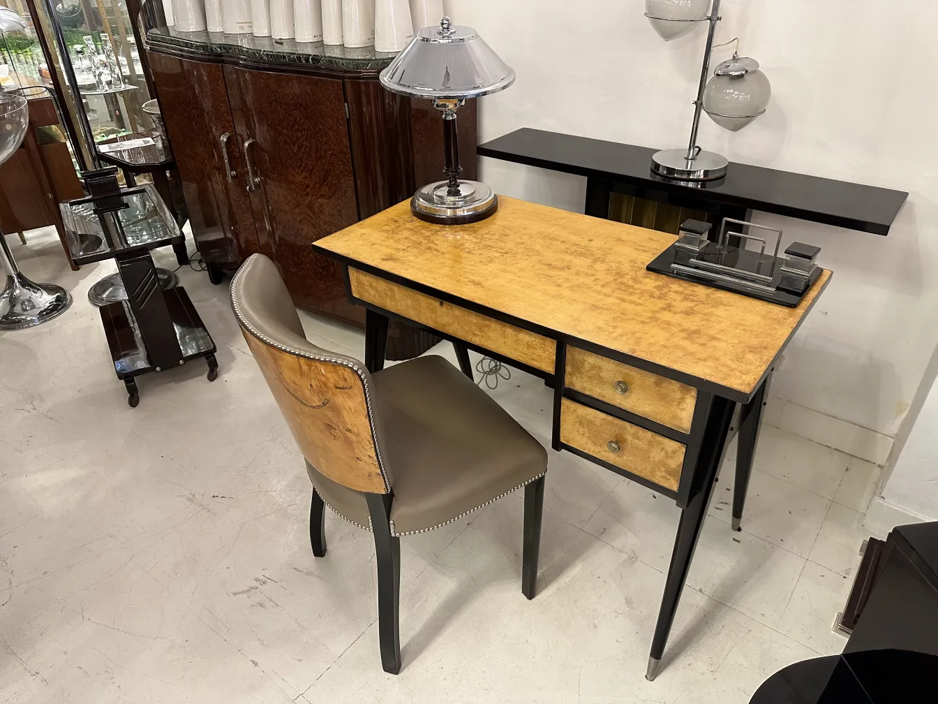 antik schreibtisch mit lampe und eleganter stuhl in einem stilvollen zimmer