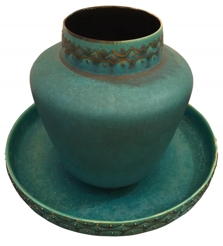 Cerámica antigua decorativa de color turquesa con plato