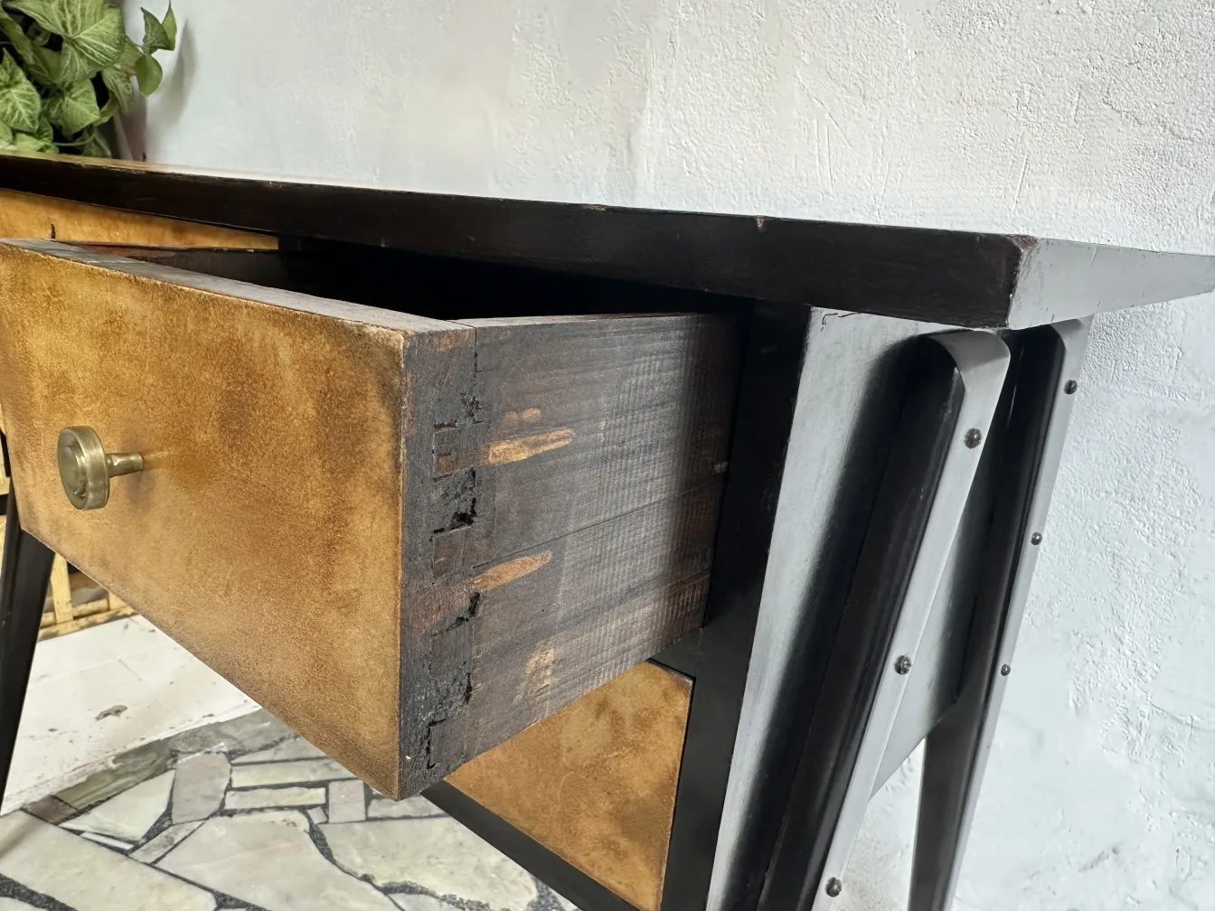 escritorio antiguo de madera con dos cajones abiertos y un diseño elegante