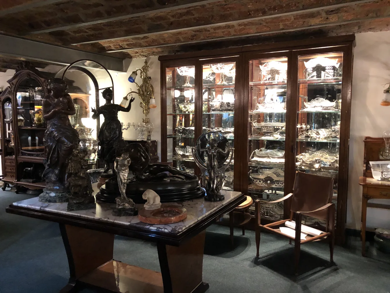 декоративная античная скульптура в антикварной обстановке