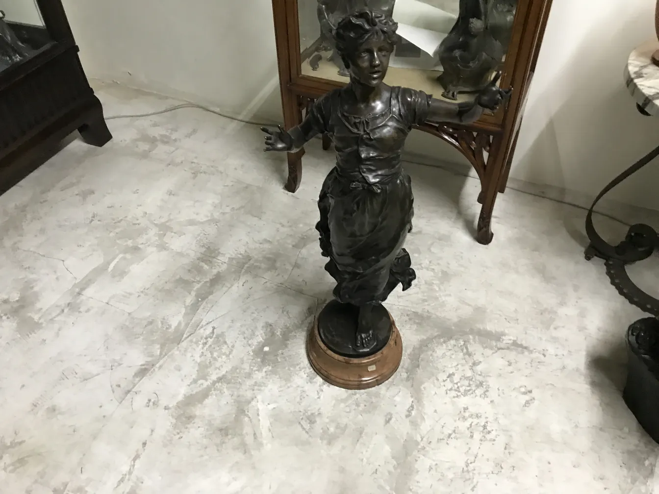 antike skulptur mit weiblicher figur in dekorativem ambiente