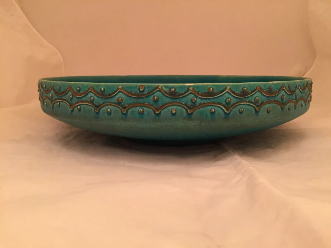 Bol ancien en céramique turquoise avec motifs en relief