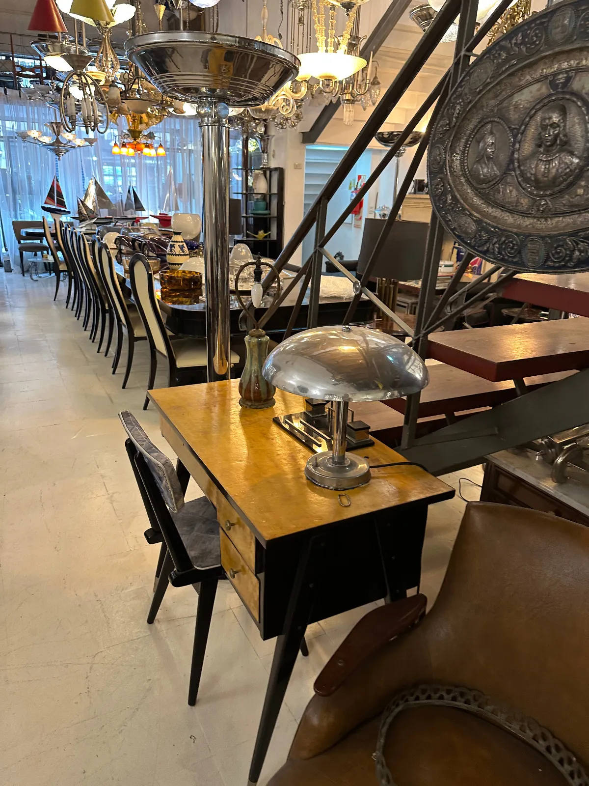 明るい環境にある古い黄色いデスクと2つの椅子。