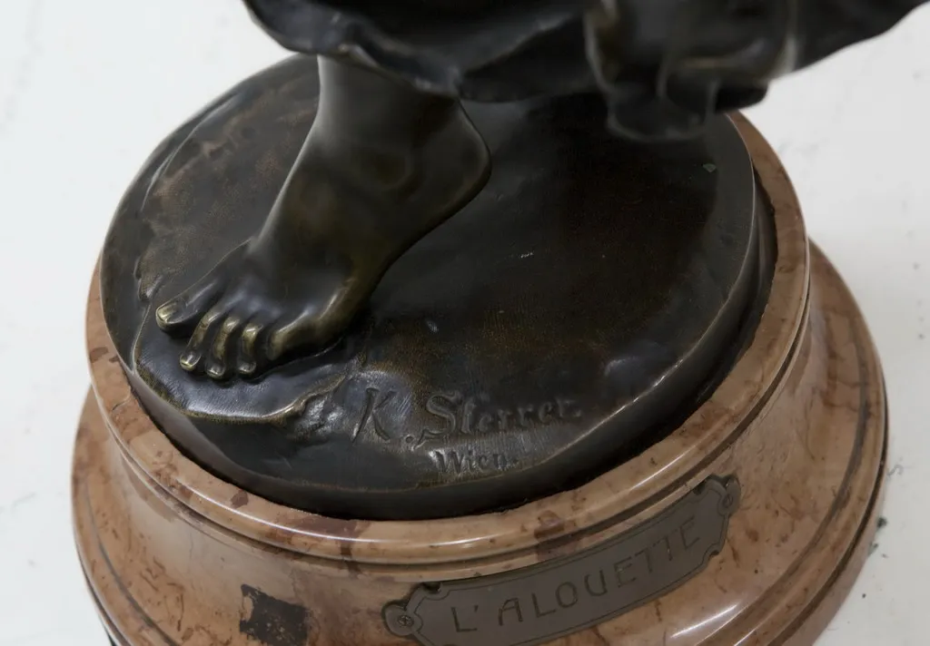 antike skulptur mit eleganter basis und detailliertem fuß