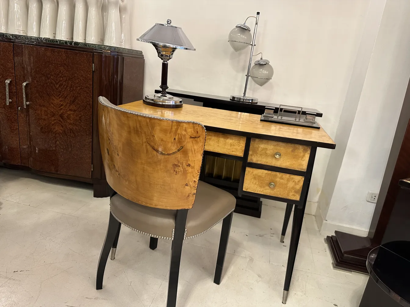 scrivania antica con lampada e sedia in un'ambiente classico