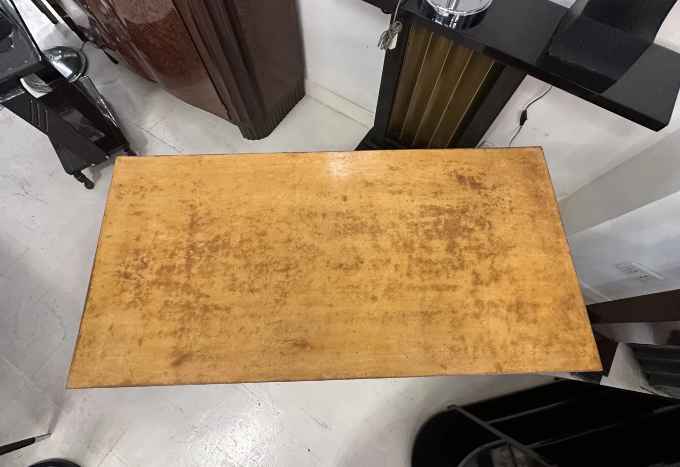 bureau ancien avec surface usée dans un cadre classique