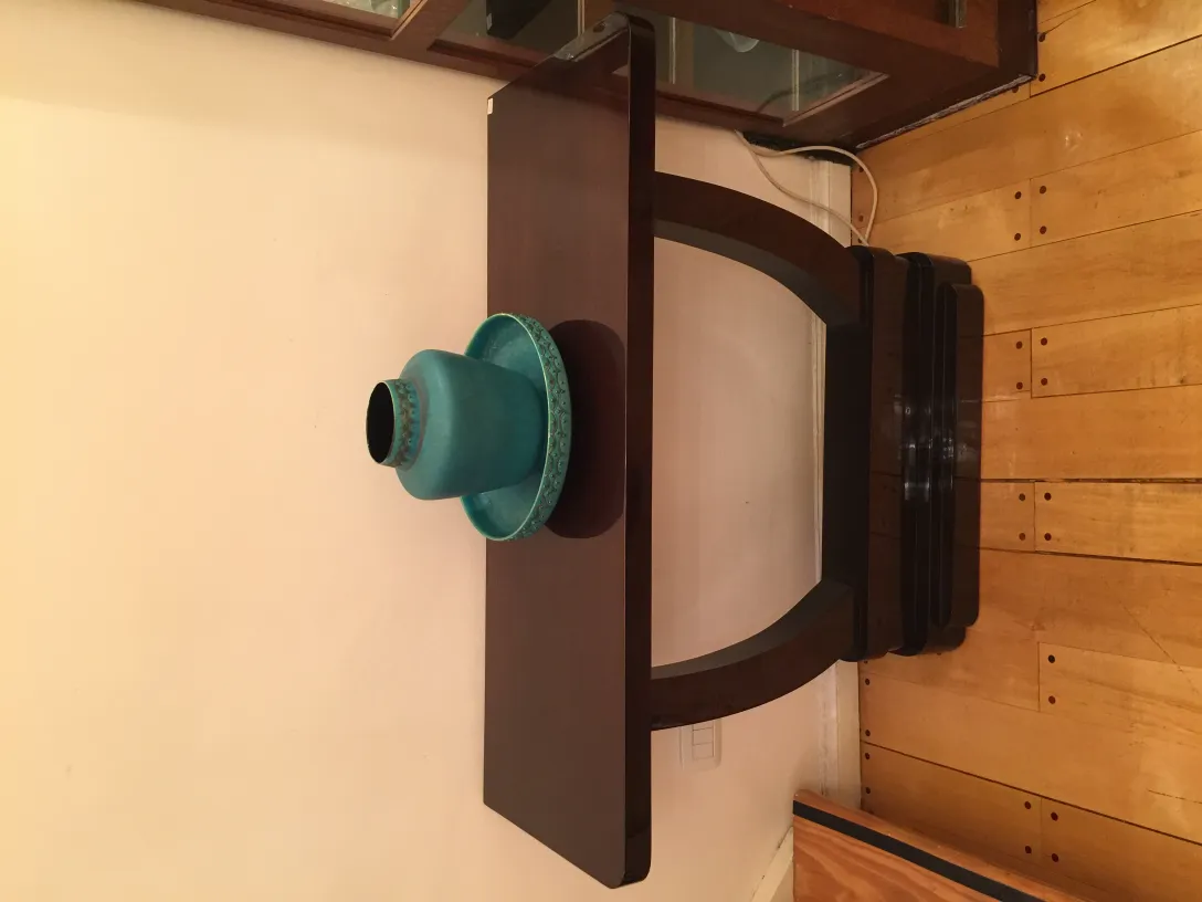 木製のテーブルの上に置かれた古代のターコイズ陶器。