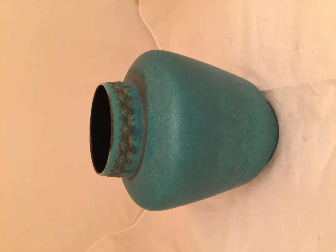 ターコイズ色の古代陶器の花瓶、浮き彫りデザイン付き