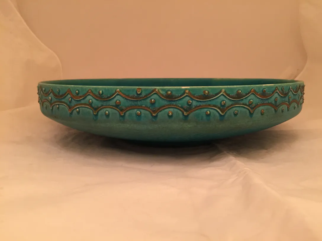 Piatto antico in ceramica di colore turchese decorato