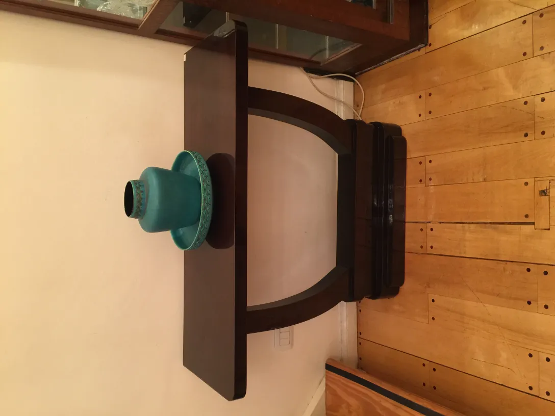 vase antico in ceramica blu su tavolo di legno