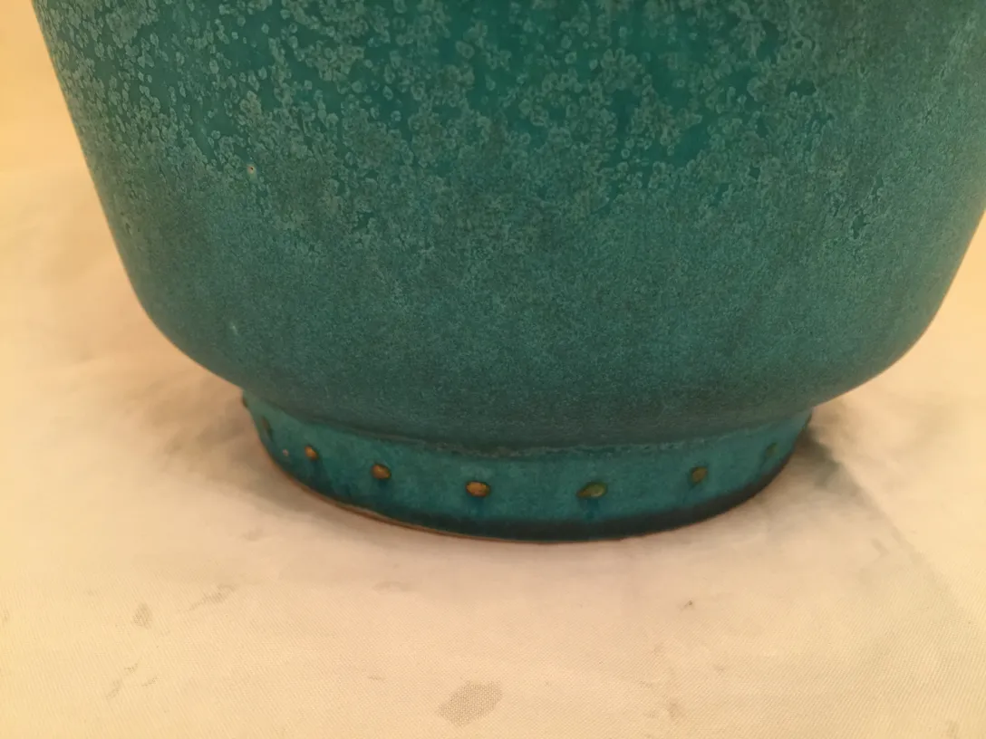 Ceramica antica turchese con dettagli decorativi