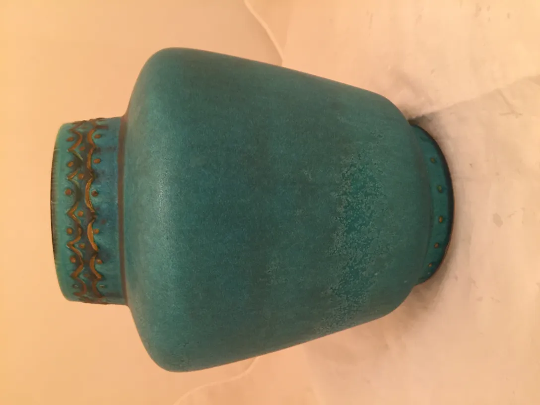 Vase ancien en céramique turquoise avec design décoratif