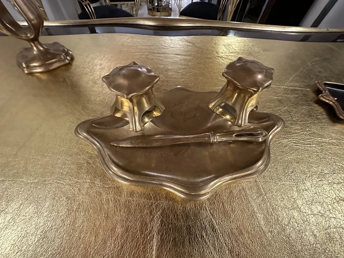 escritorio antigo com acessórios de escrita, elegante e decorativo