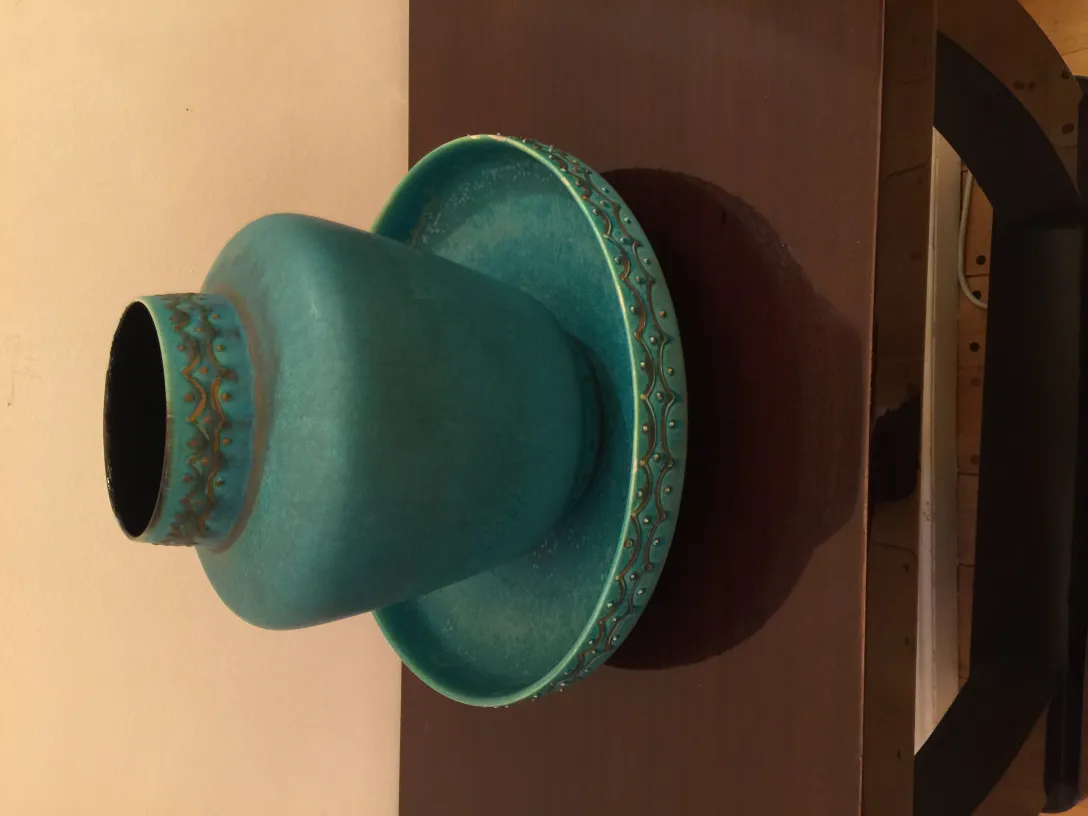 青緑色の装飾的な古代陶器の花瓶