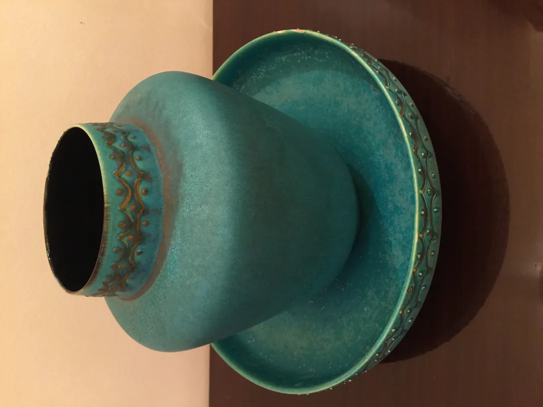 Vaso in ceramica antica nei toni blu e verde con piatto abbinato