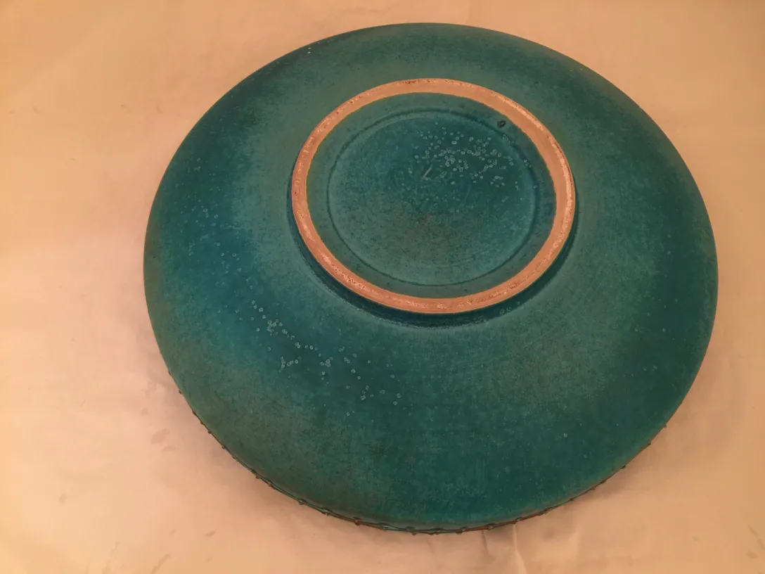 金色の縁がある古い青い陶器ボウル。