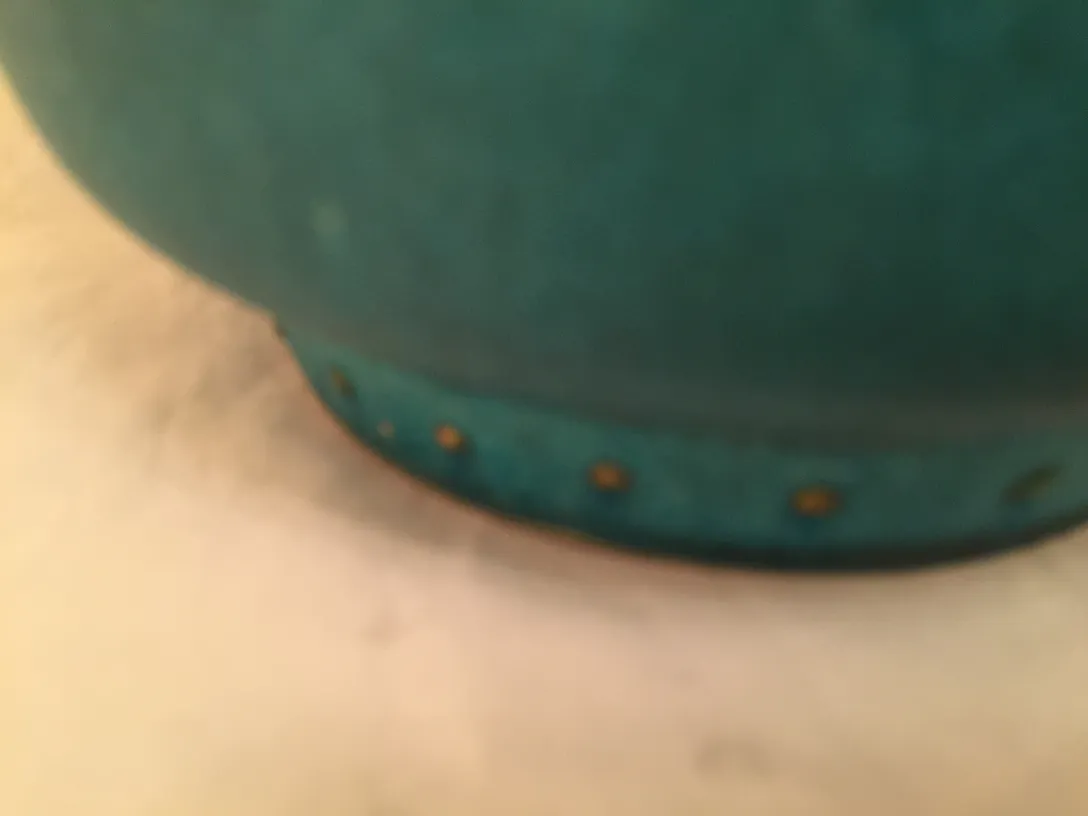 Vaso de cerâmica antiga em cor verde com detalhes dourados