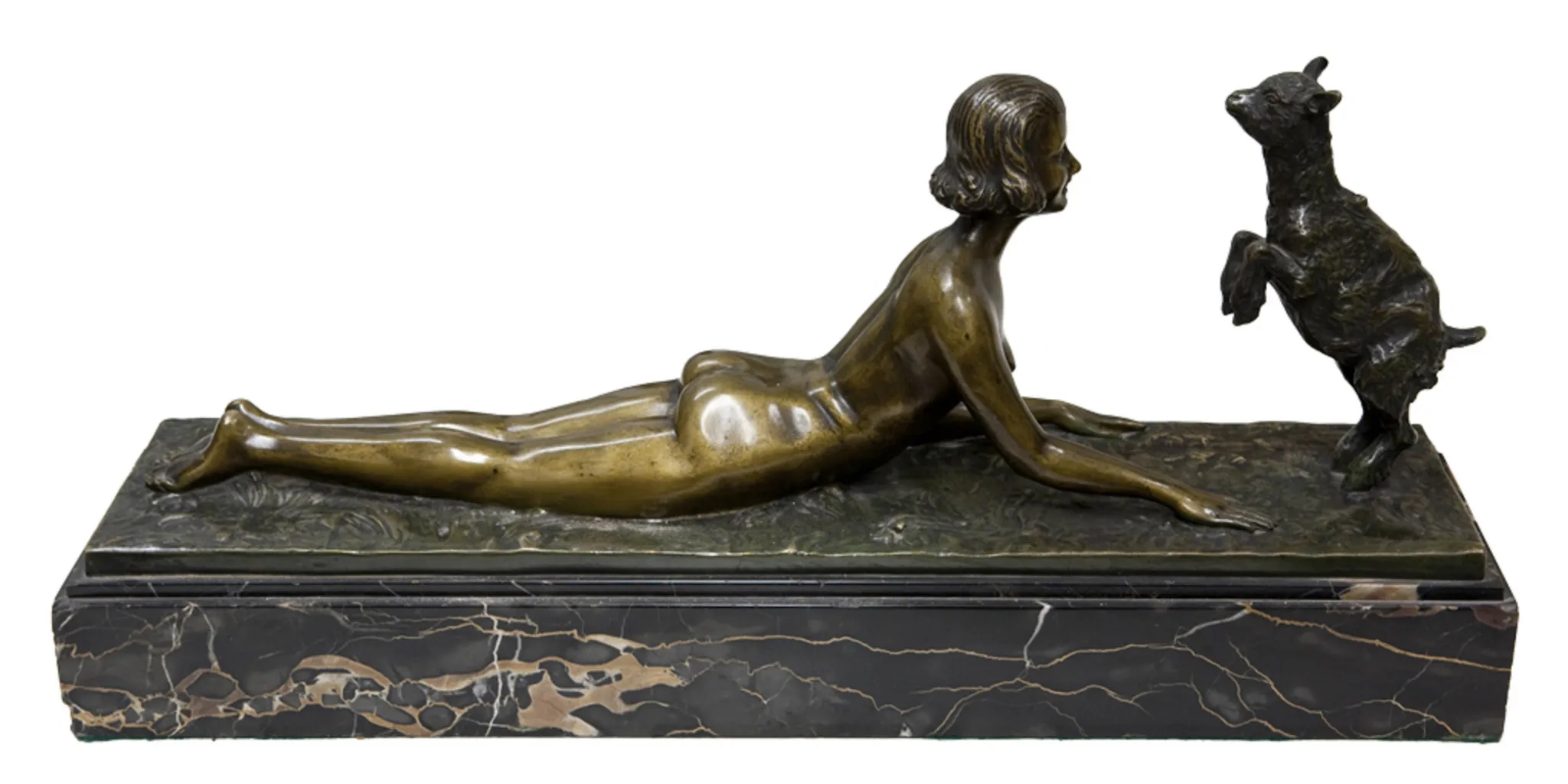 scultura antica che rappresenta una figura femminile e un capretto