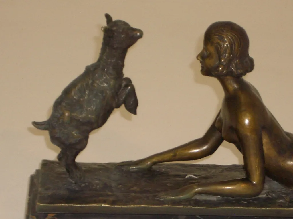 古代雕塑 joseph-daste 展现女子与山羊的雕像，在中性背景中