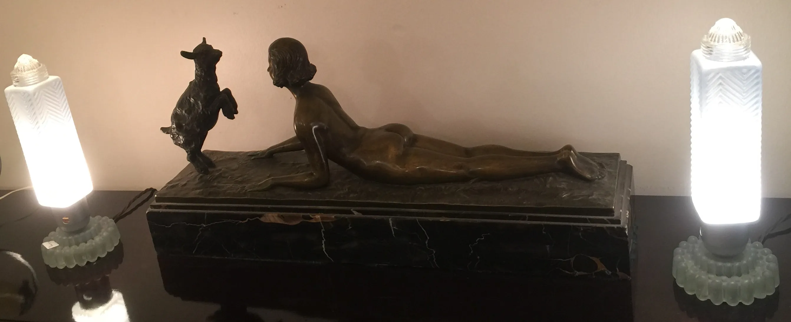sculpture de joseph d´aste avec figure féminine et lampes