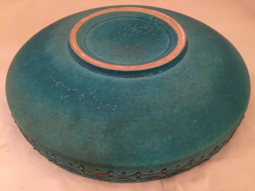 Antica ceramica blu scuro con dettagli sottili.