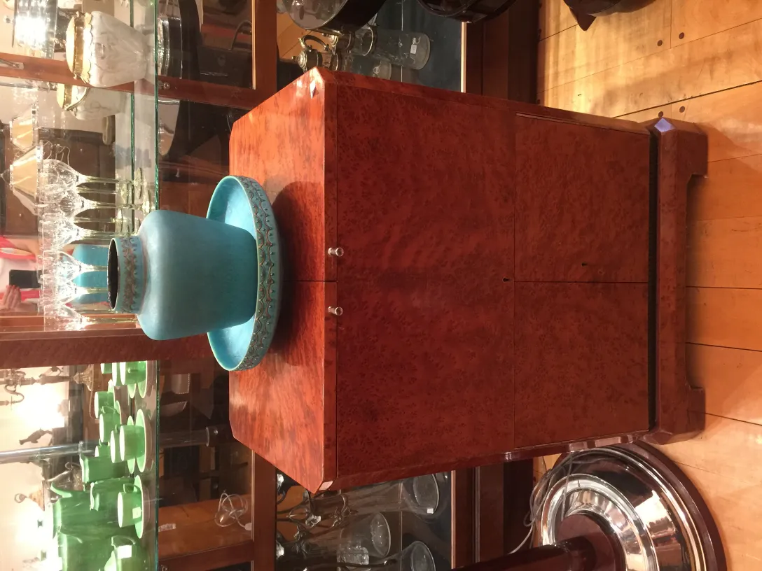 प्राचीन हरे मिट्टी के बर्तन प्रदर्शनी में