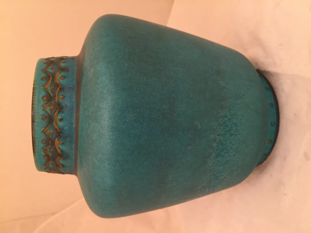 装飾された古いターコイズ色の陶器の花瓶