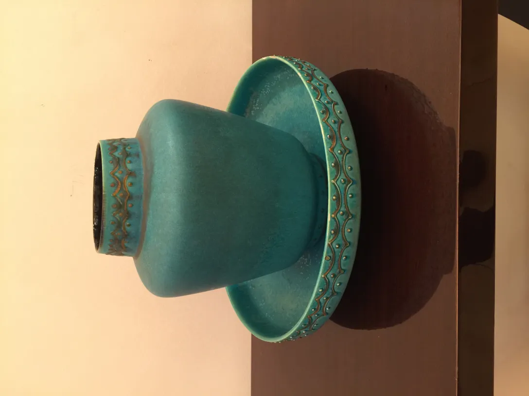 金色の詳細がある古い青い陶器セット。