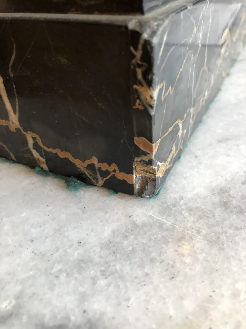 detalhe da escultura antiga joseph d’aste com base decorativa