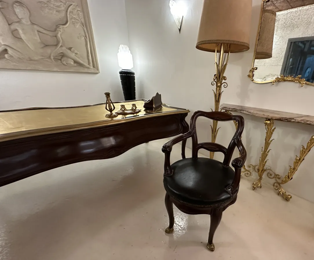 escritorio antiguo de madera con lámpara y silla clásicas