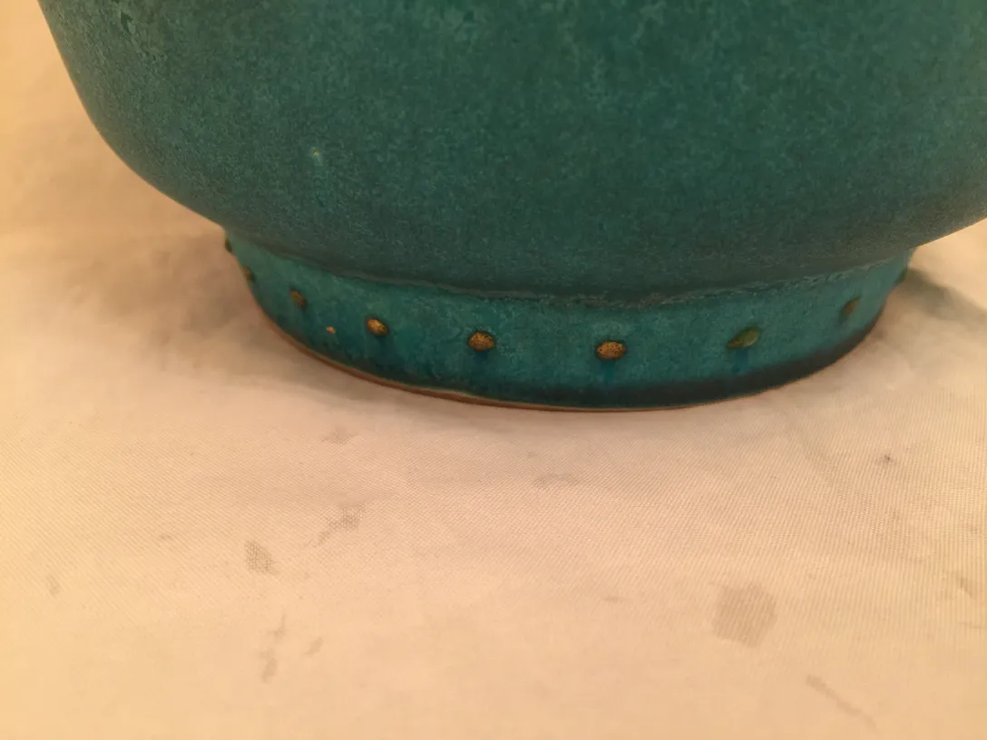 Antique blue ceramic featuring golden details at the base, elegant and distinctive.