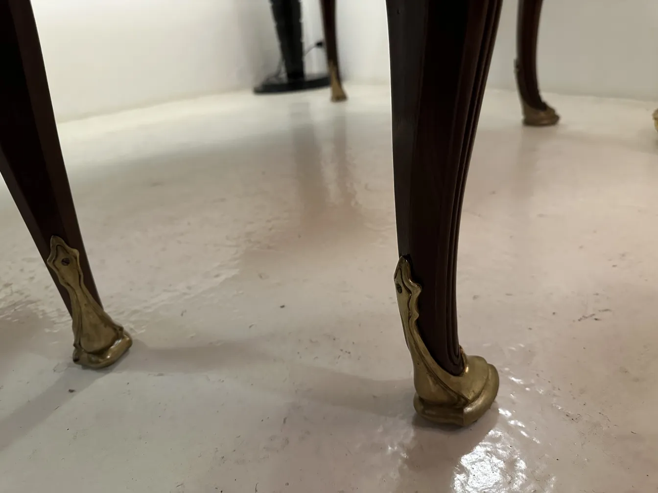 View of the leg of an antique desk by Gustave Keller at 22 rue Joubert, featuring gold details and elegant design.