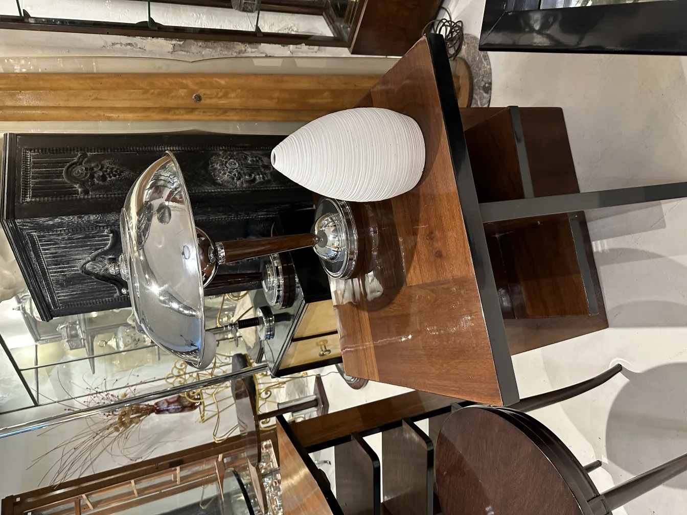 قطعة خزف أبيض قديم مزخرفة على طاولة أنيقة.