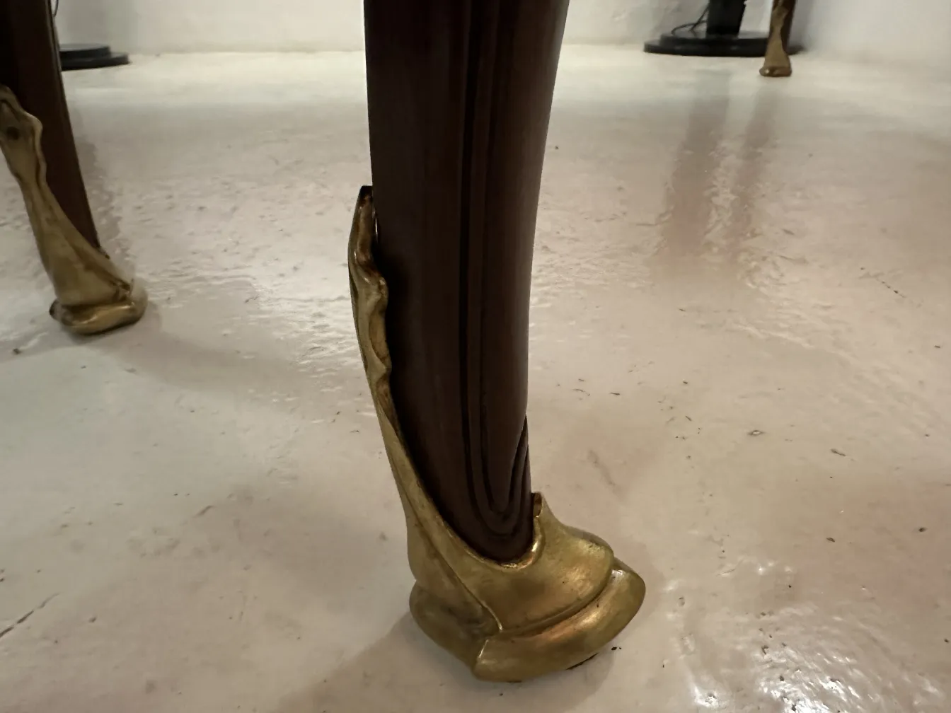 dettaglio di una gamba di scrivania antica con design elegante