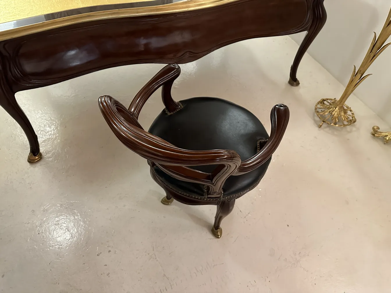 scrivania antica con dettagli decorativi e sedia