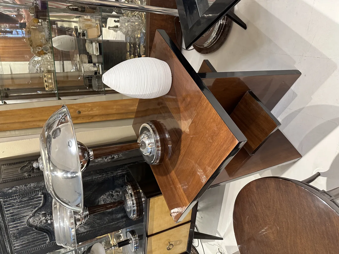 우아한 환경에 있는 골동품 장식용 도예-흰색