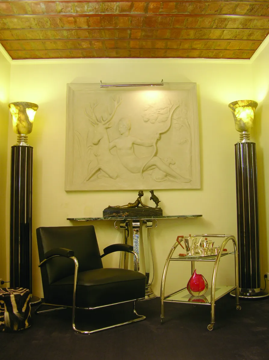 scultura antica di joseph d'aste con dettagli eleganti in un ambiente moderno