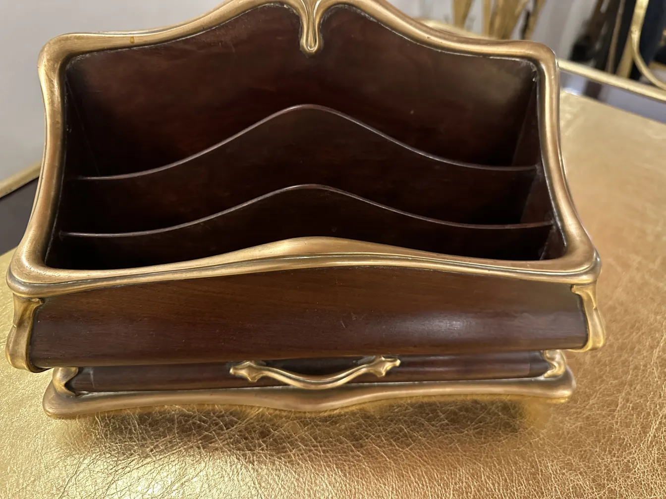 bureau ancien avec un design élégant et compartiments