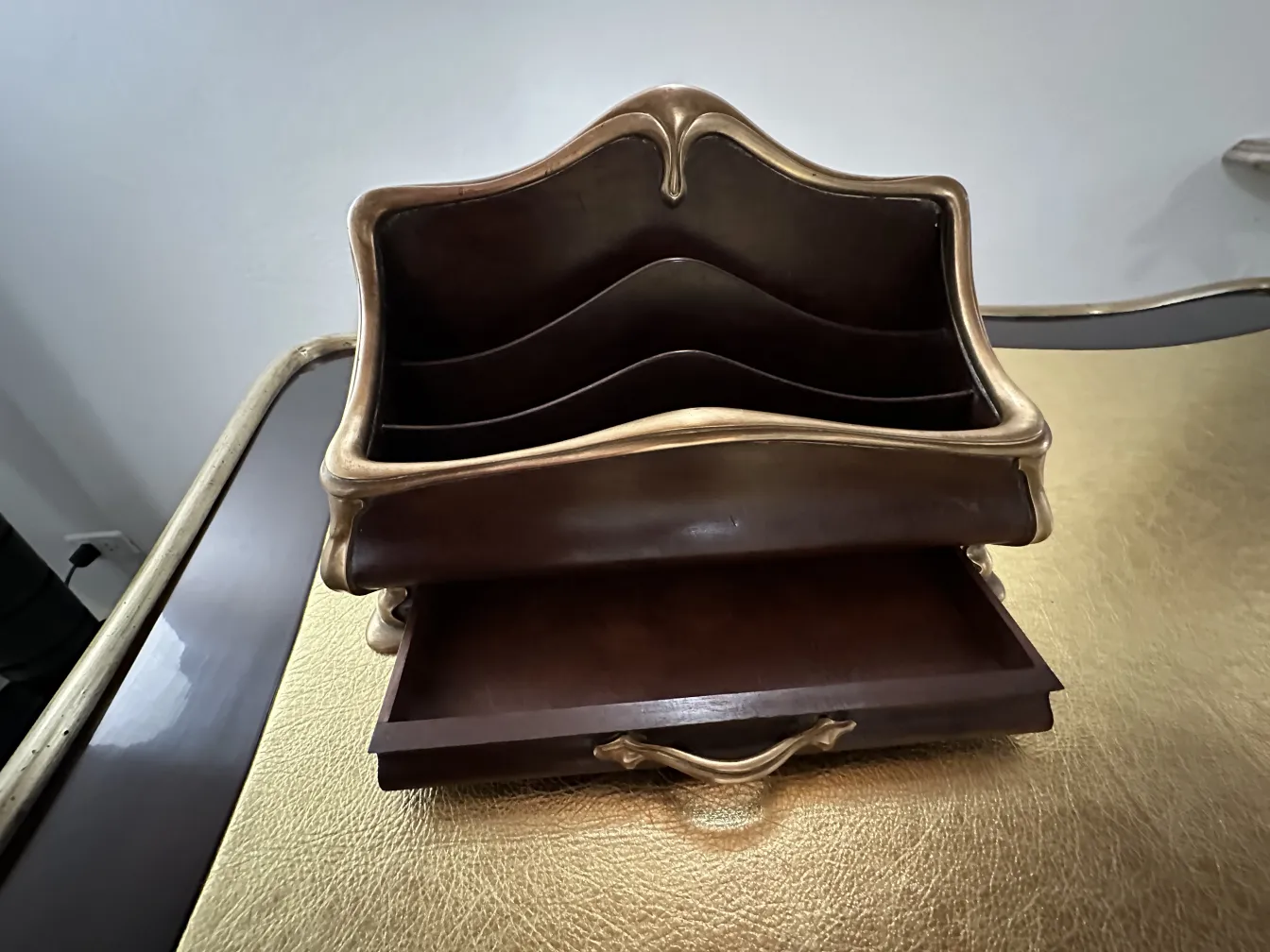 antique desk by Gustave Keller at 22 rue Joubert with internal organization