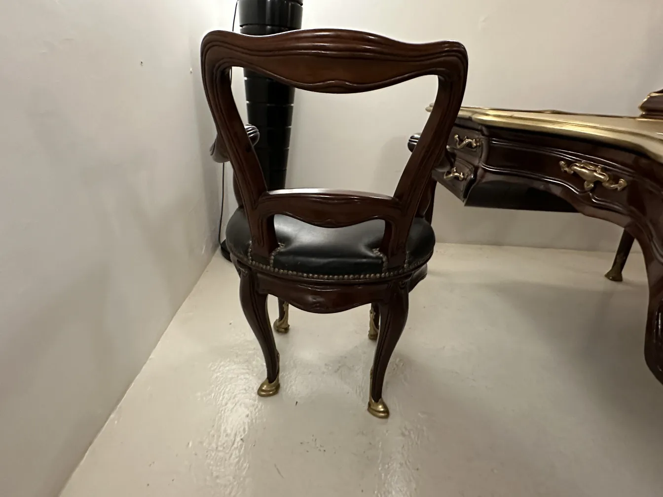 vista trasera de un antiguo escritorio con una silla