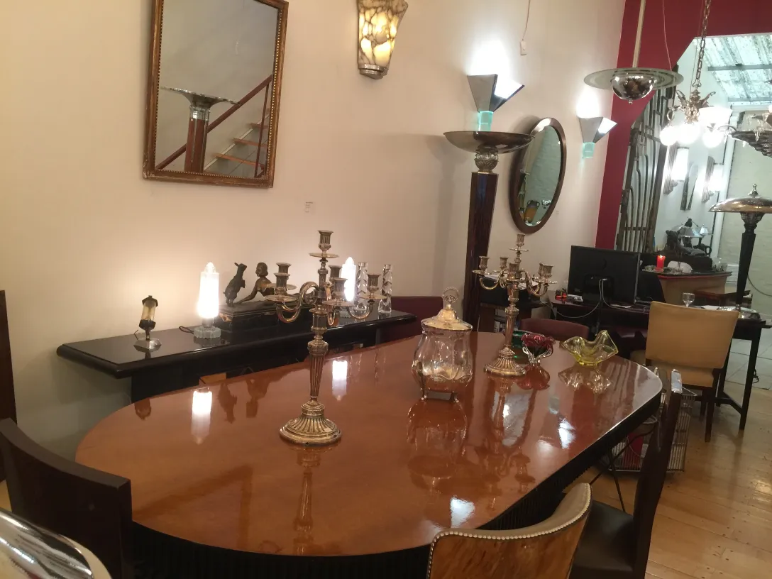 scultura antica in un contesto elegante con candelabri