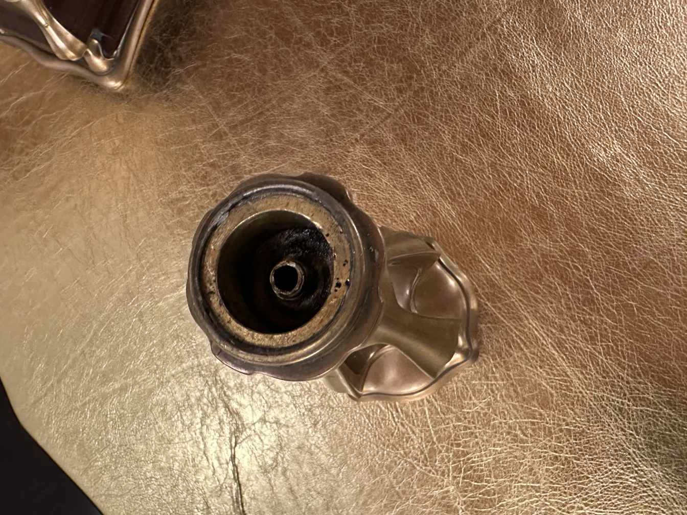 经典古桌的俯视图，优雅的环境