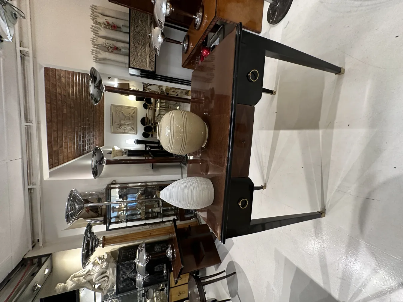 सुंदर सजे हुए प्राचीन मिट्टी के पात्र