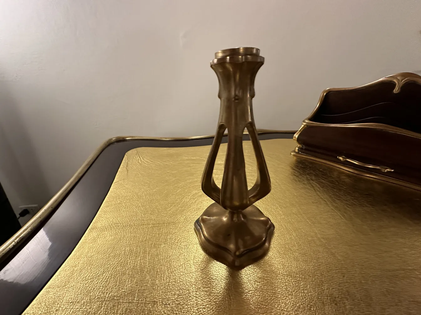 مكتب قديم من غوستاف كيلر في أورفيفر، بتصميم زخرفي أنيق، يقع في 22 rue Joubert