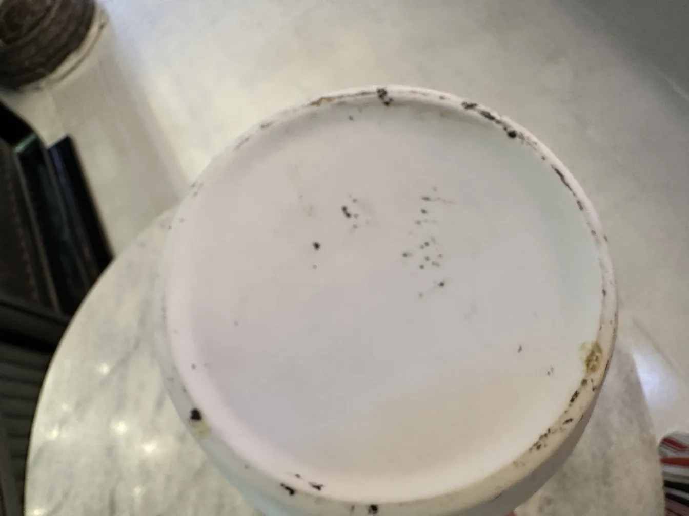 古い白い陶器の上からのビュー、汚れ付き