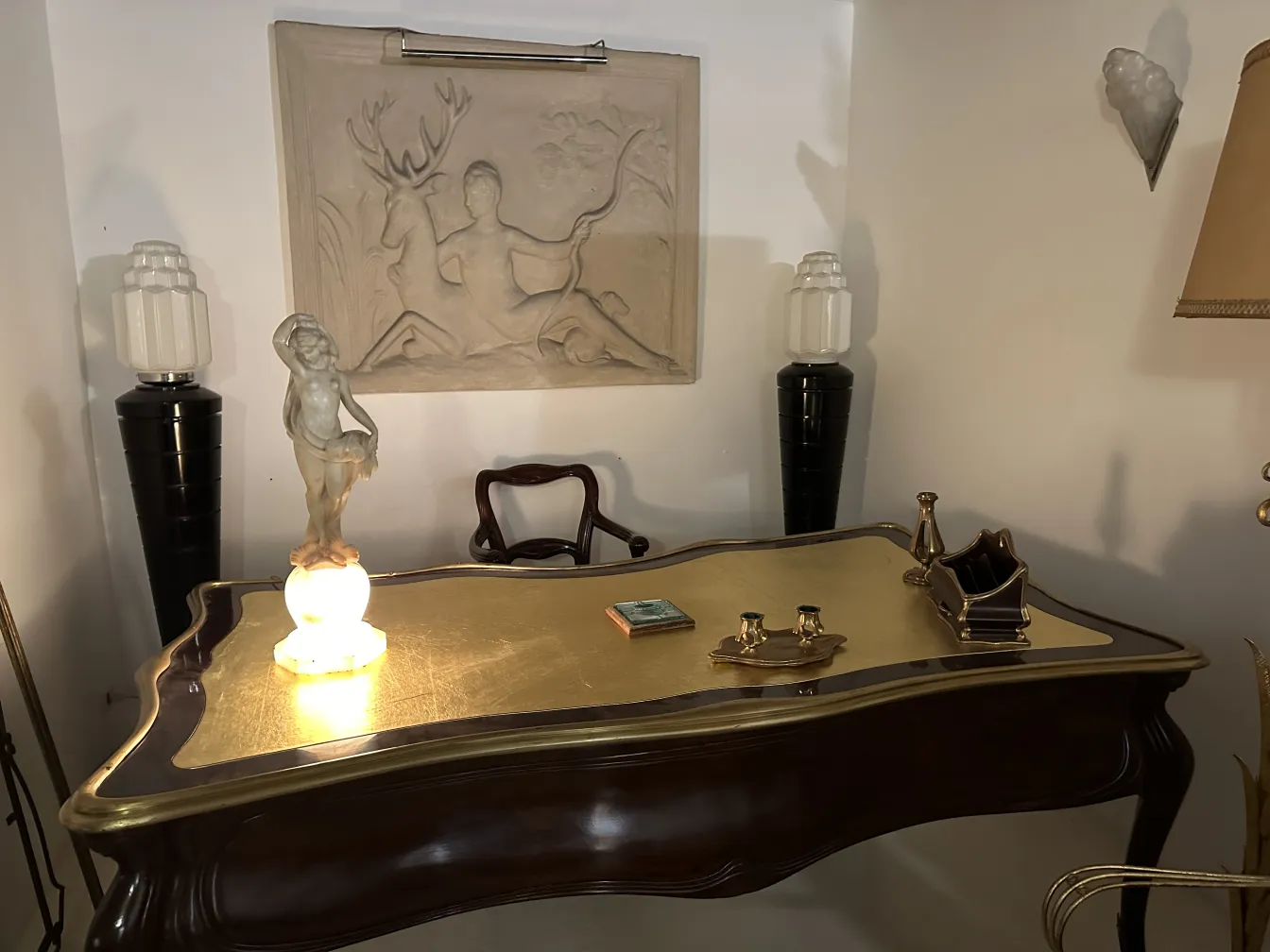 escritorio antigo com lâmpada e decoração detalhada