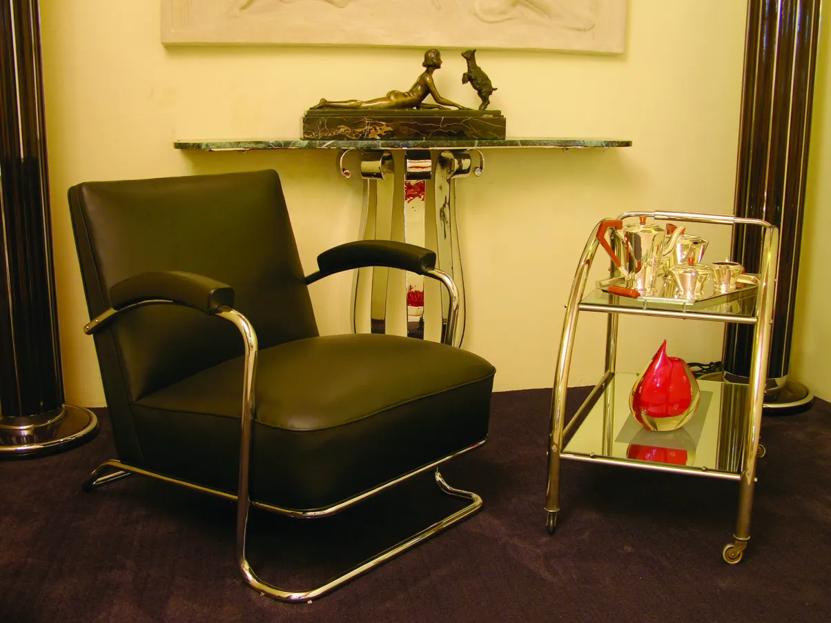 antike skulptur in elegantem ambiente mit stuhl und tisch