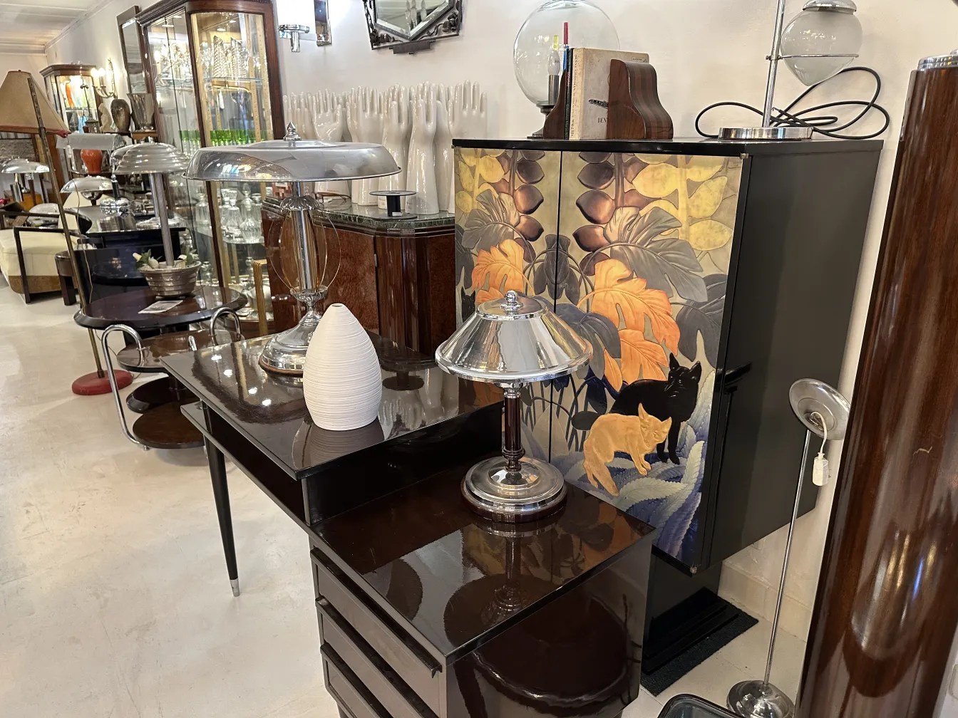 装飾的で優雅なデザインの古代陶器の花瓶。