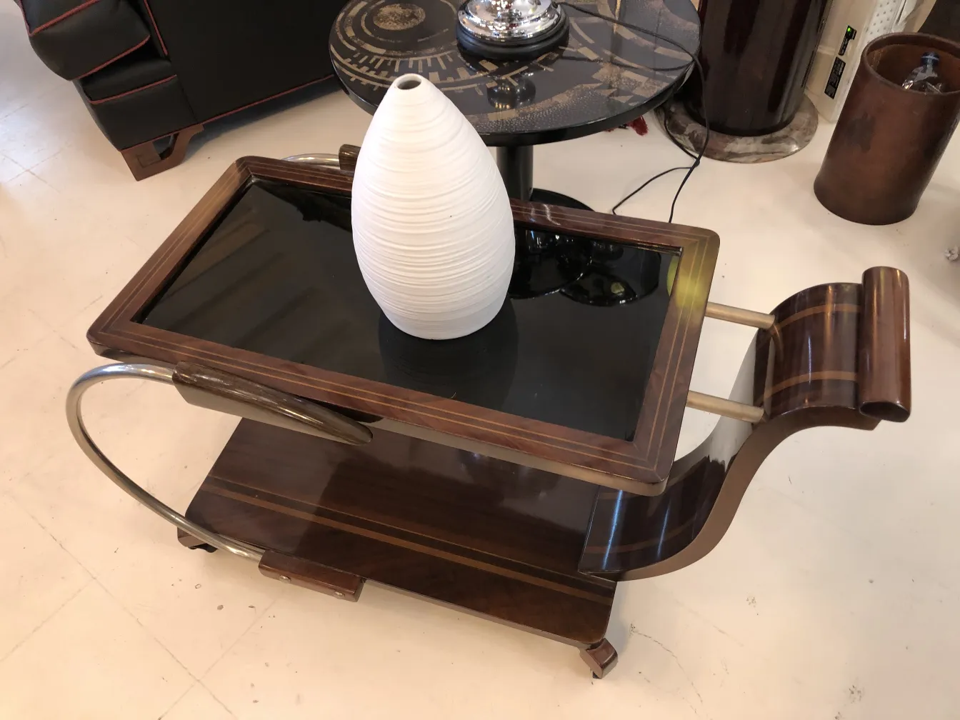 Weißer Keramikvase auf dunklem Holztisch